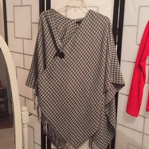 Shawl in gray houndstooth. Horn toggle fastener